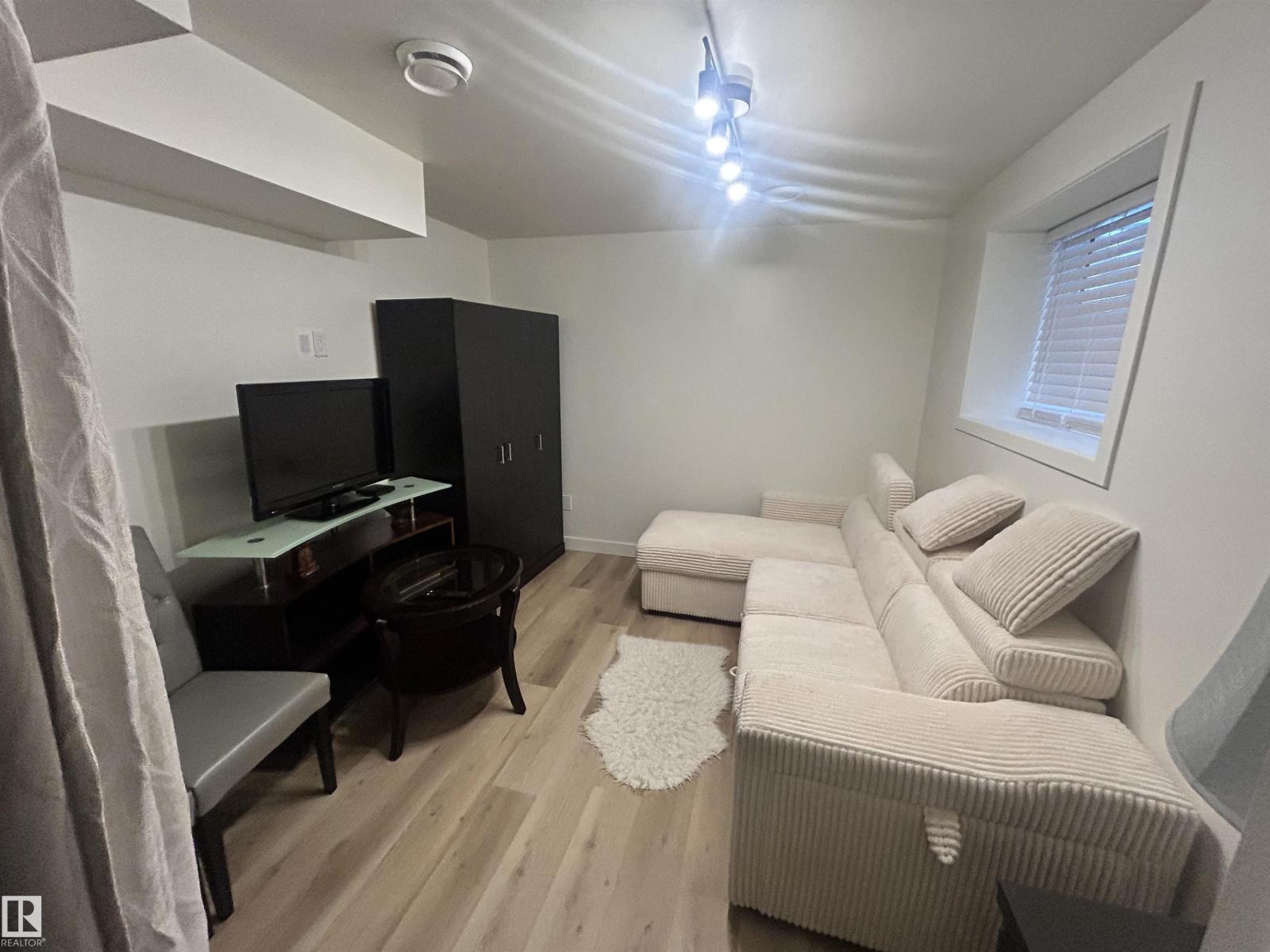9616 230 ST NW