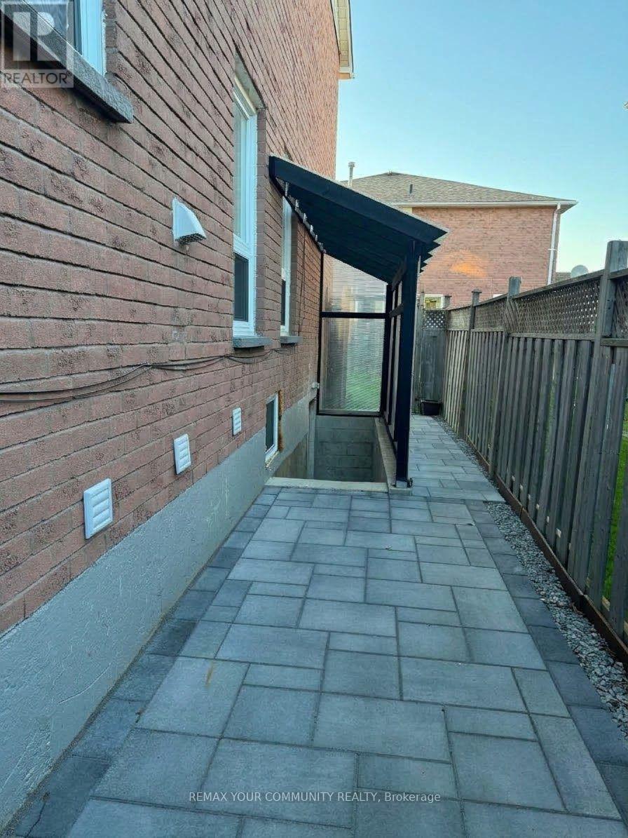 Bsmt - 533 Gardenview Square, Pickering, Ontario  L1V 4R7 - Photo 2 - E14097846