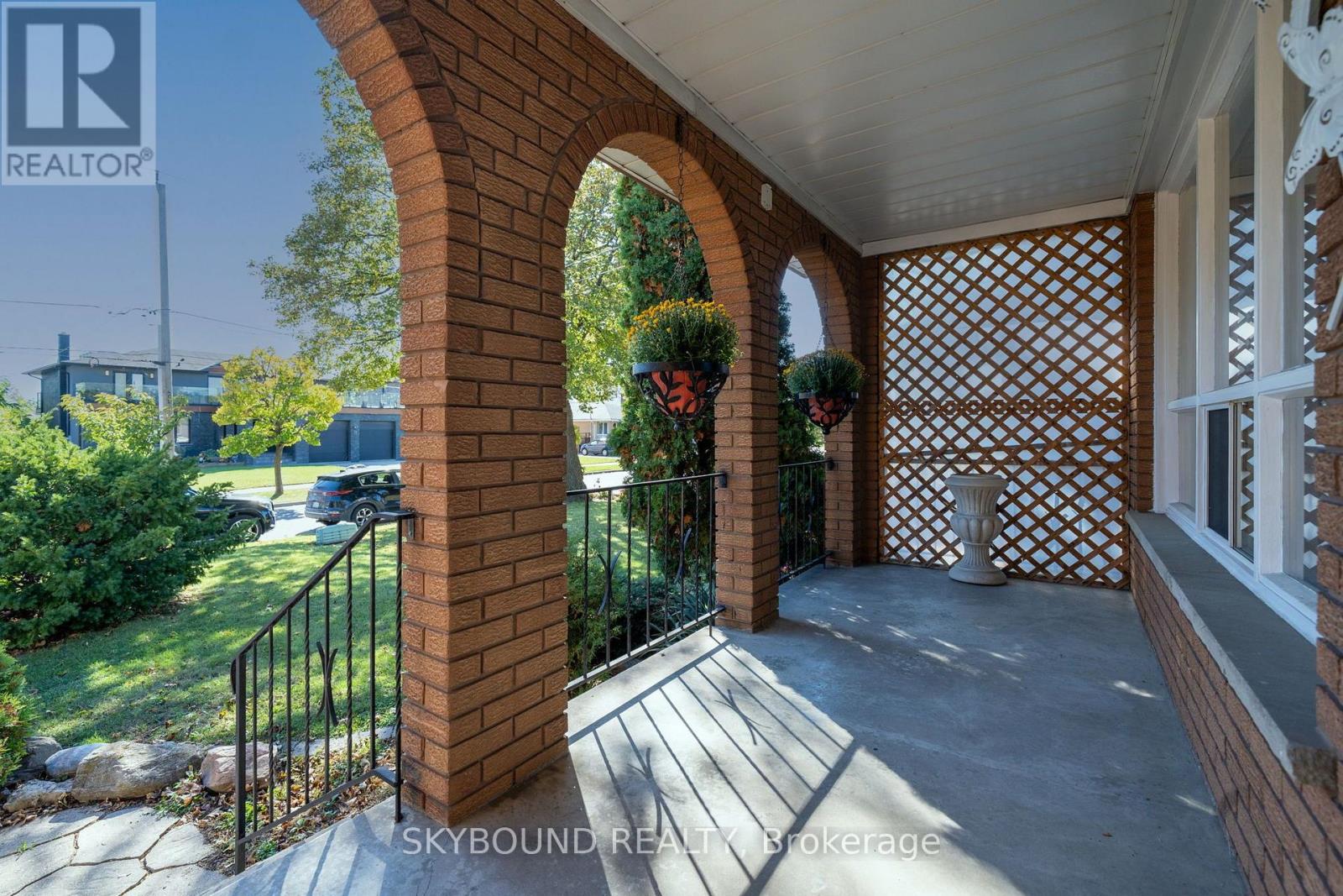 64a Saint Georges Boulevard, Toronto, Ontario  M9R 1X4 - Photo 2 - W14097796