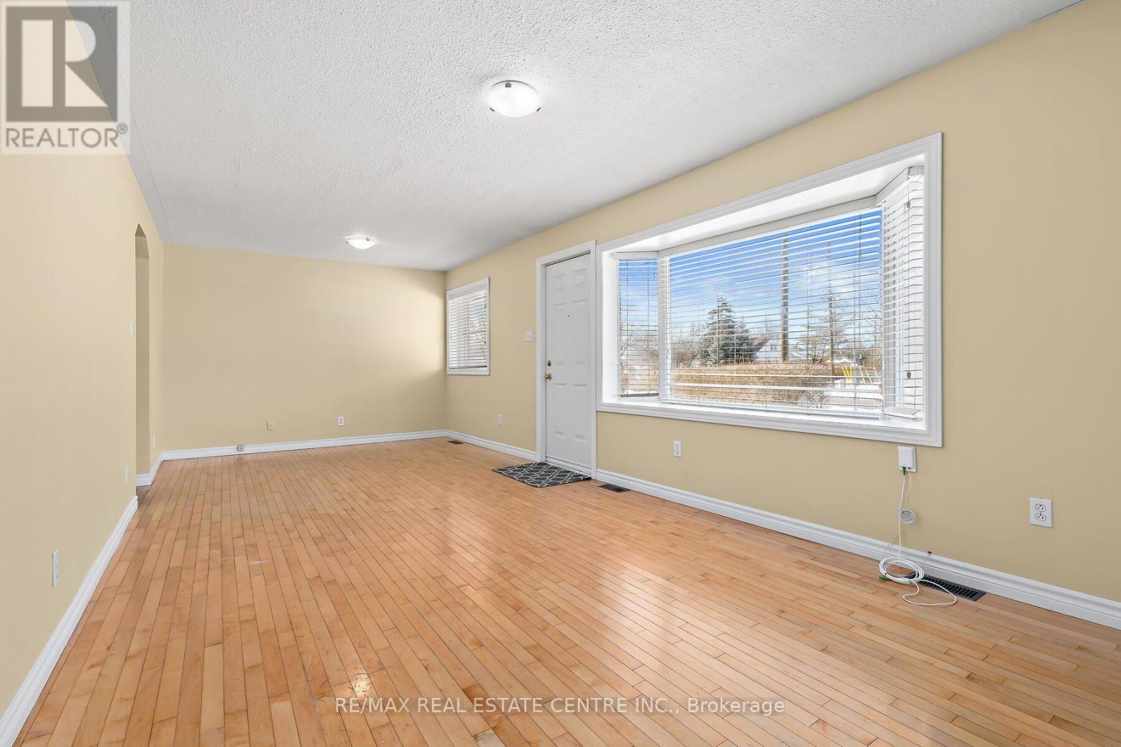 7 Rexway Drive, Halton Hills, Ontario  L7G 1P9 - Photo 3 - W14097808