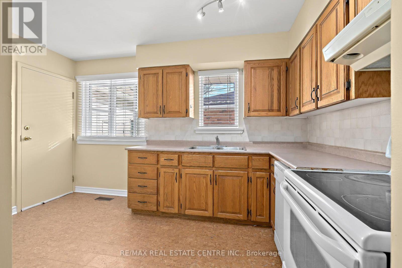 7 Rexway Drive, Halton Hills, Ontario  L7G 1P9 - Photo 4 - W14097808
