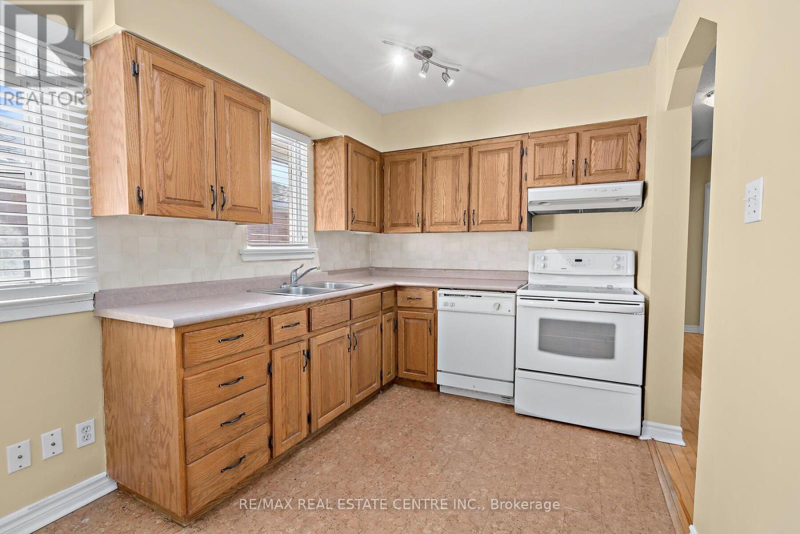 7 Rexway Drive, Halton Hills, Ontario  L7G 1P9 - Photo 5 - W14097808