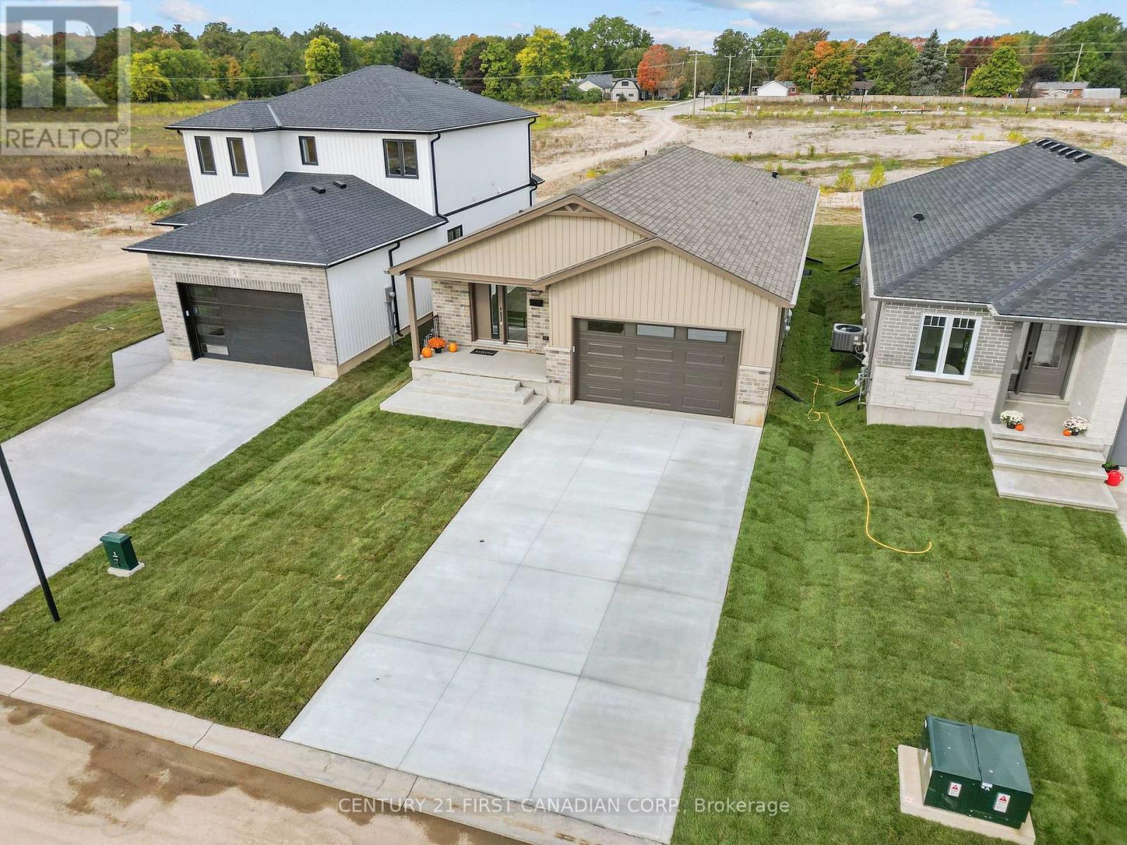 29 Sheldabren Street, North Middlesex, Ontario  N0M 1A0 - Photo 3 - X14098018