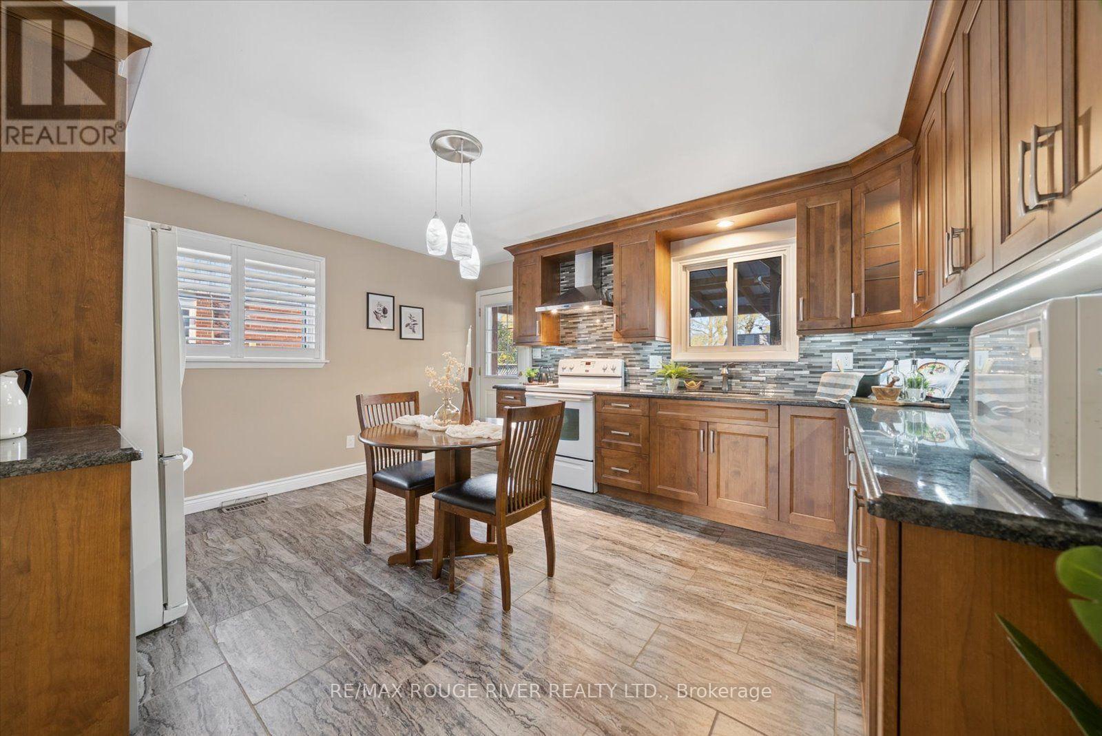 297 Durham Court, Oshawa, Ontario  L1J 5R5 - Photo 11 - E14097856