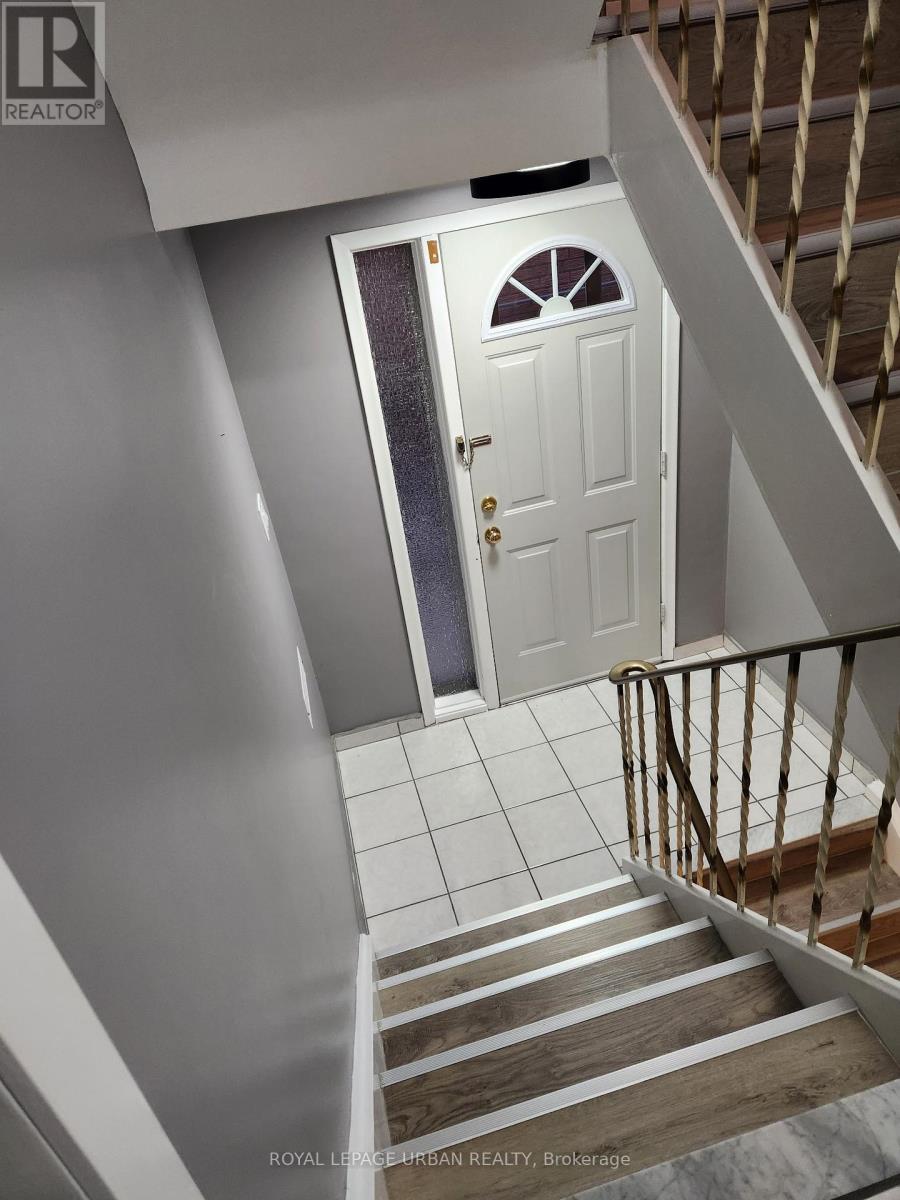 32 Virginia Avenue, Toronto, Ontario  M4C 2S7 - Photo 13 - E14098142