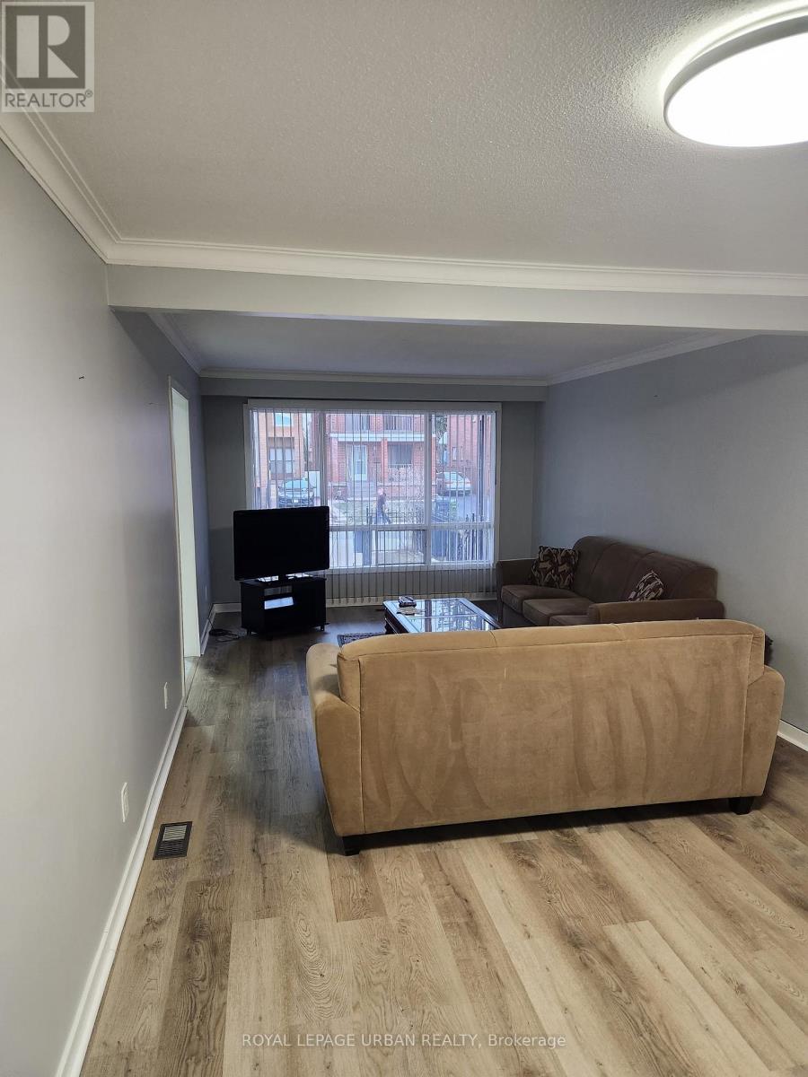 32 Virginia Avenue, Toronto, Ontario  M4C 2S7 - Photo 3 - E14098142