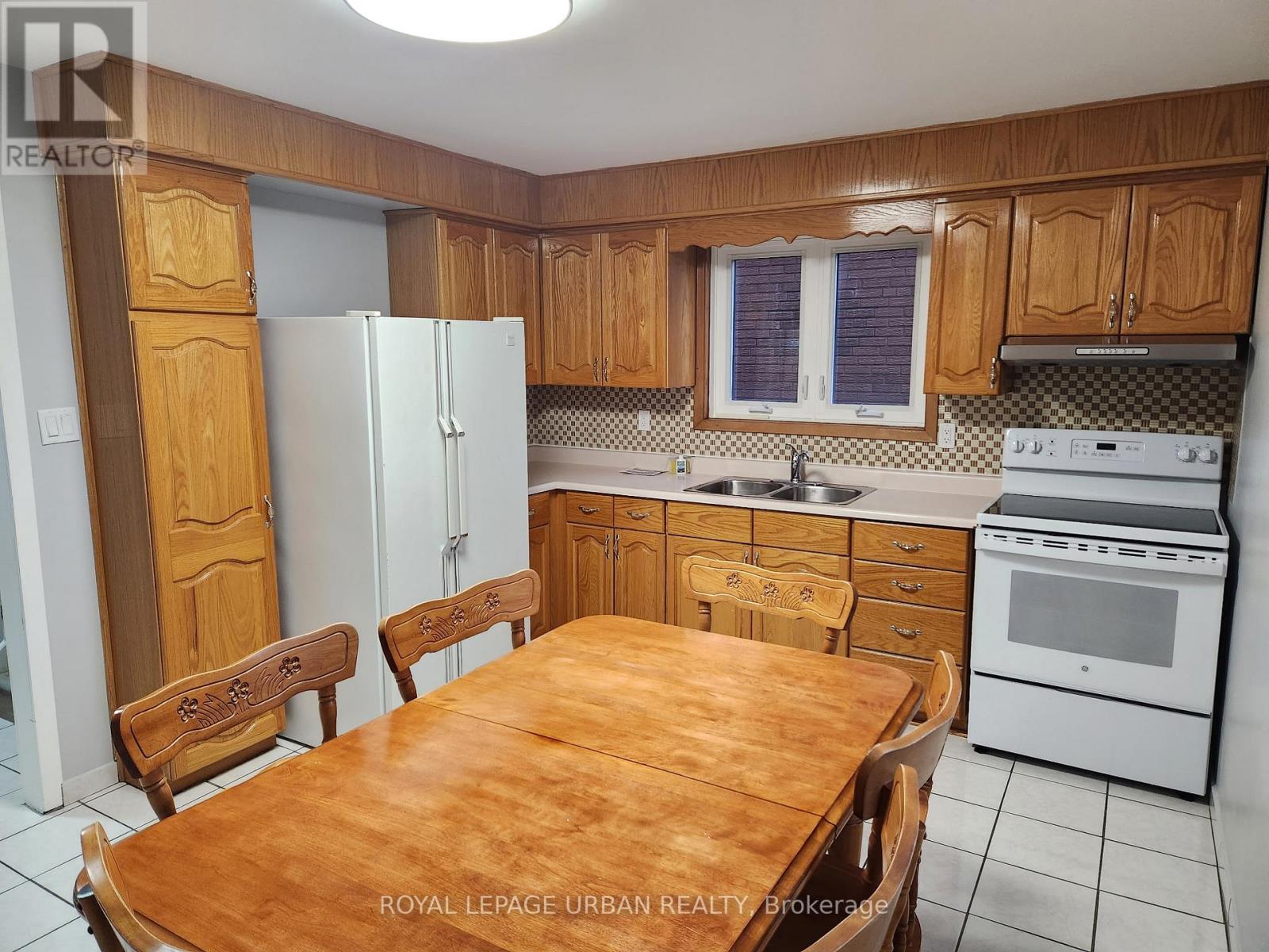 32 Virginia Avenue, Toronto, Ontario  M4C 2S7 - Photo 6 - E14098142