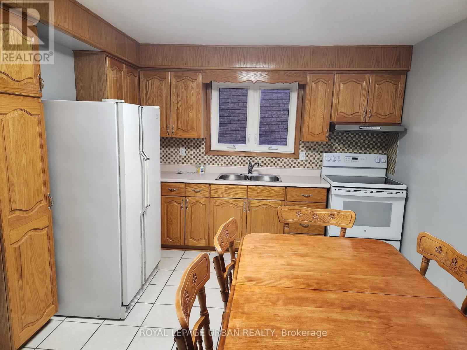 32 Virginia Avenue, Toronto, Ontario  M4C 2S7 - Photo 7 - E14098142