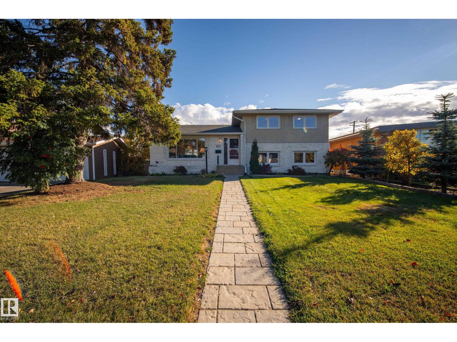 9011 157 ST NW