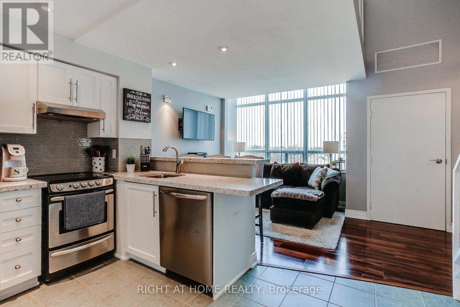 426 - 300 Manitoba Street, Toronto (Mimico), Ontario  M8Y 4G6 - Photo 2 - W14097972