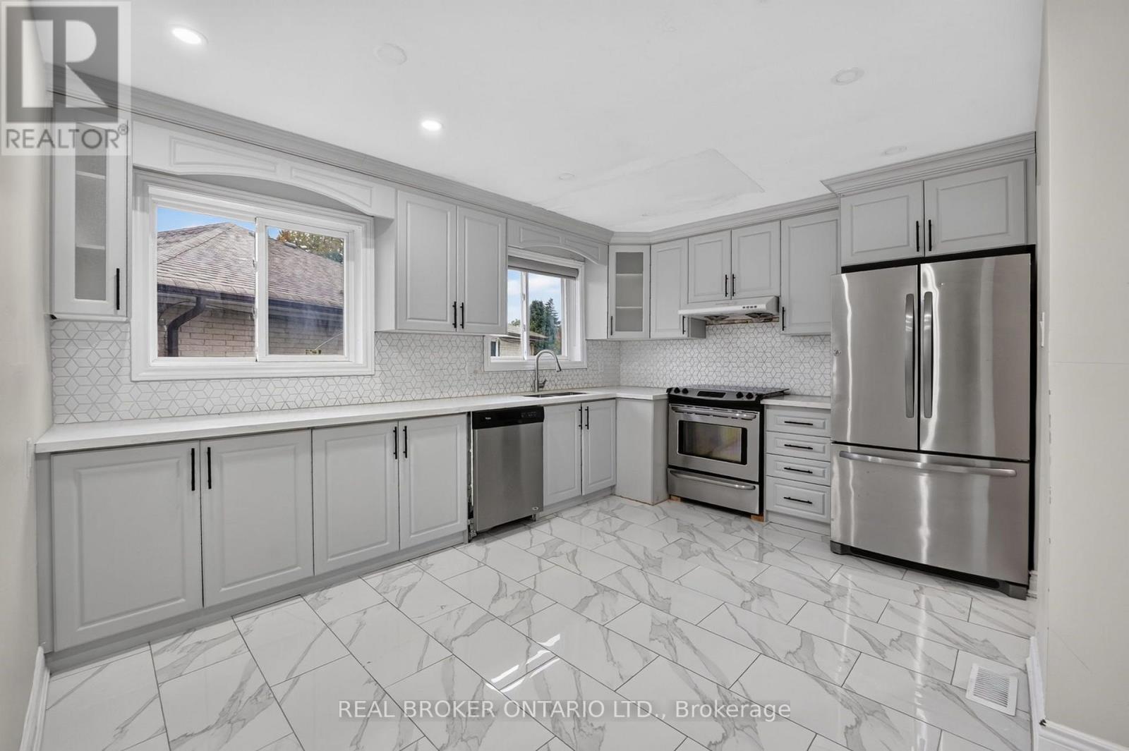 27 Vange Crescent, Toronto (Mount Olive-Silverstone-Jamestown), Ontario  M9V 3N6 - Photo 4 - W14098006