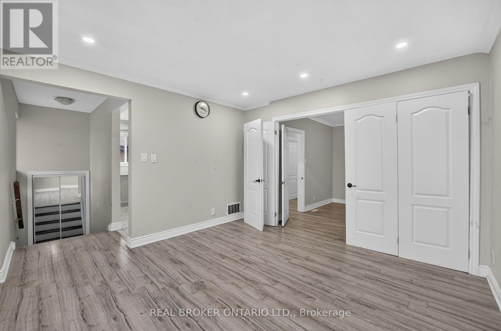 27 Vange Crescent, Toronto (Mount Olive-Silverstone-Jamestown), Ontario  M9V 3N6 - Photo 9 - W14098006