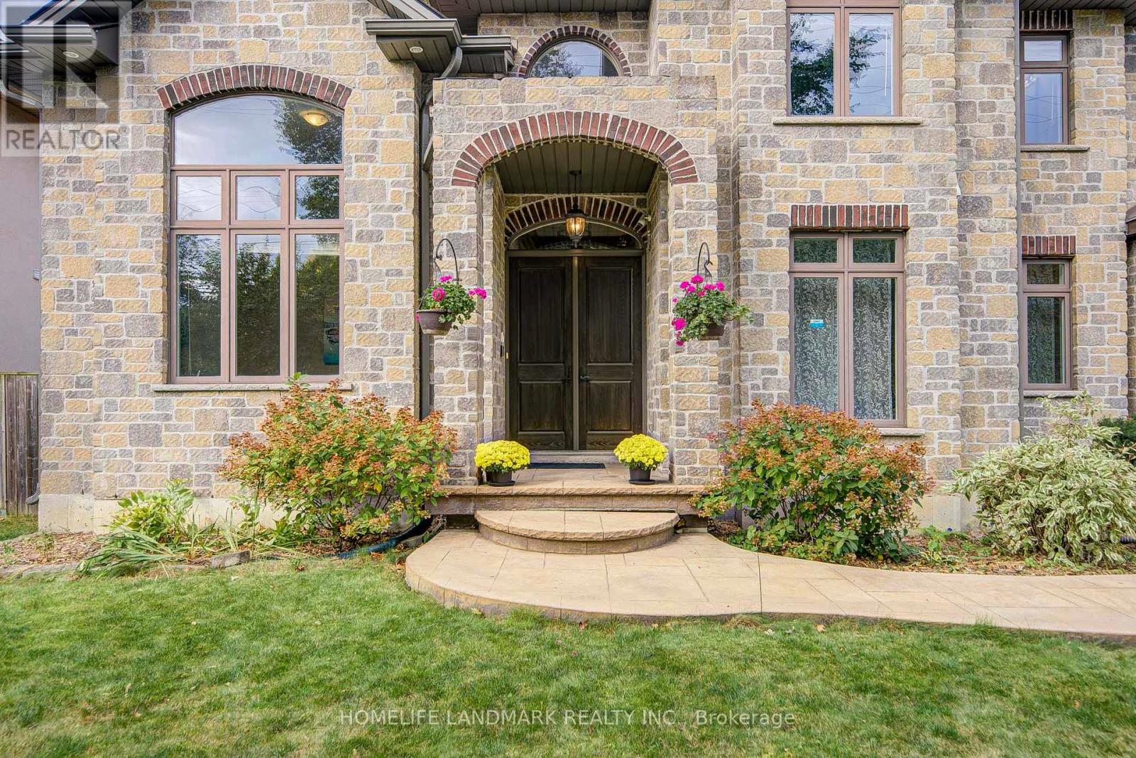 668 GARTH STREET Hamilton (Westcliffe) Ontario Canada L9C4K2 5