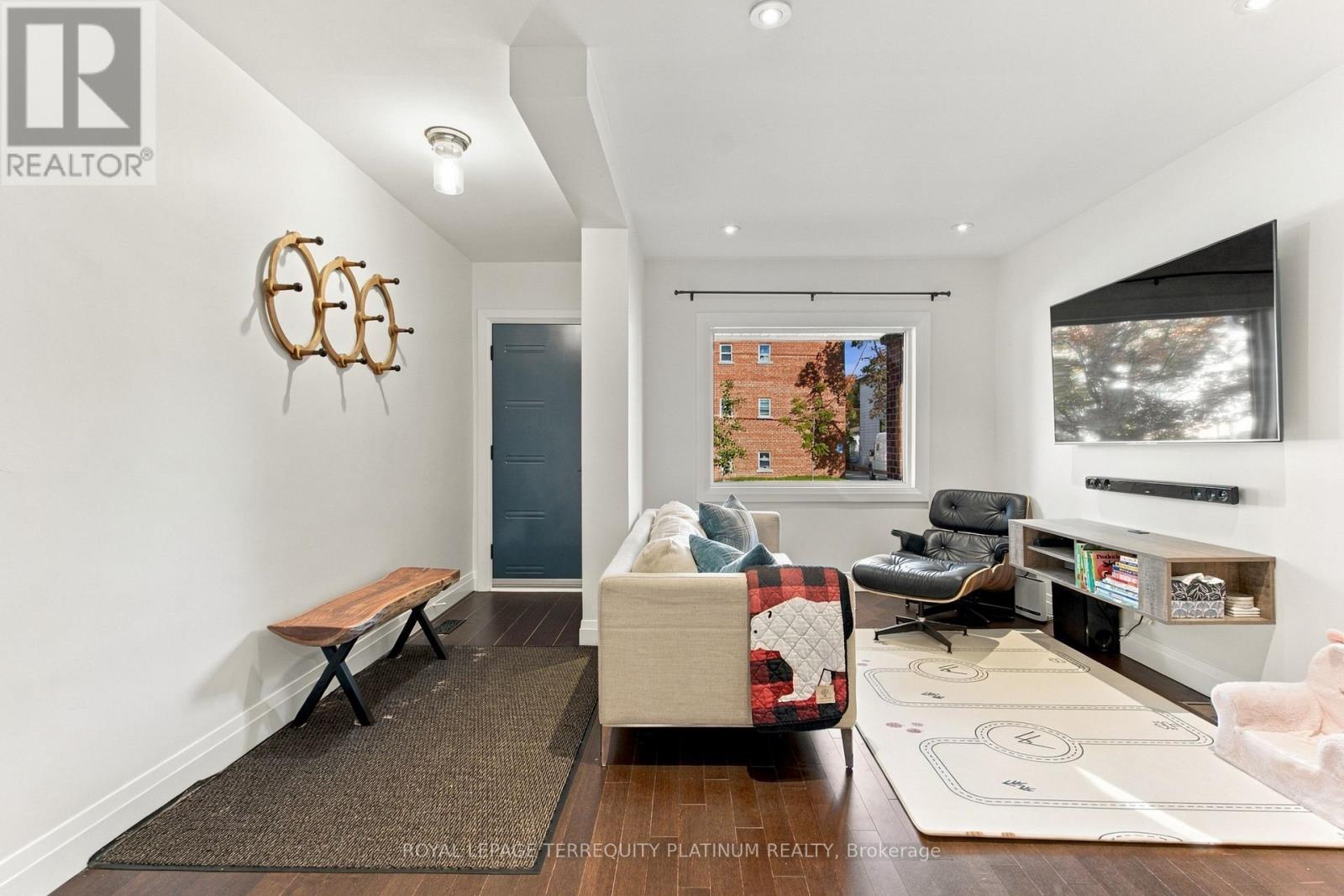 493 Mortimer Avenue, Toronto, Ontario  M4J 2G6 - Photo 3 - E14098312