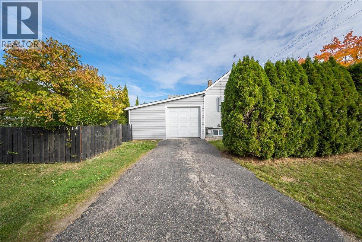 710 10th Avenue, Montrose, British Columbia  V0G 1P0 - Photo 2 - 10403311