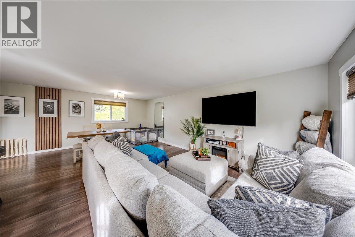 710 10th Avenue, Montrose, British Columbia  V0G 1P0 - Photo 7 - 10403311