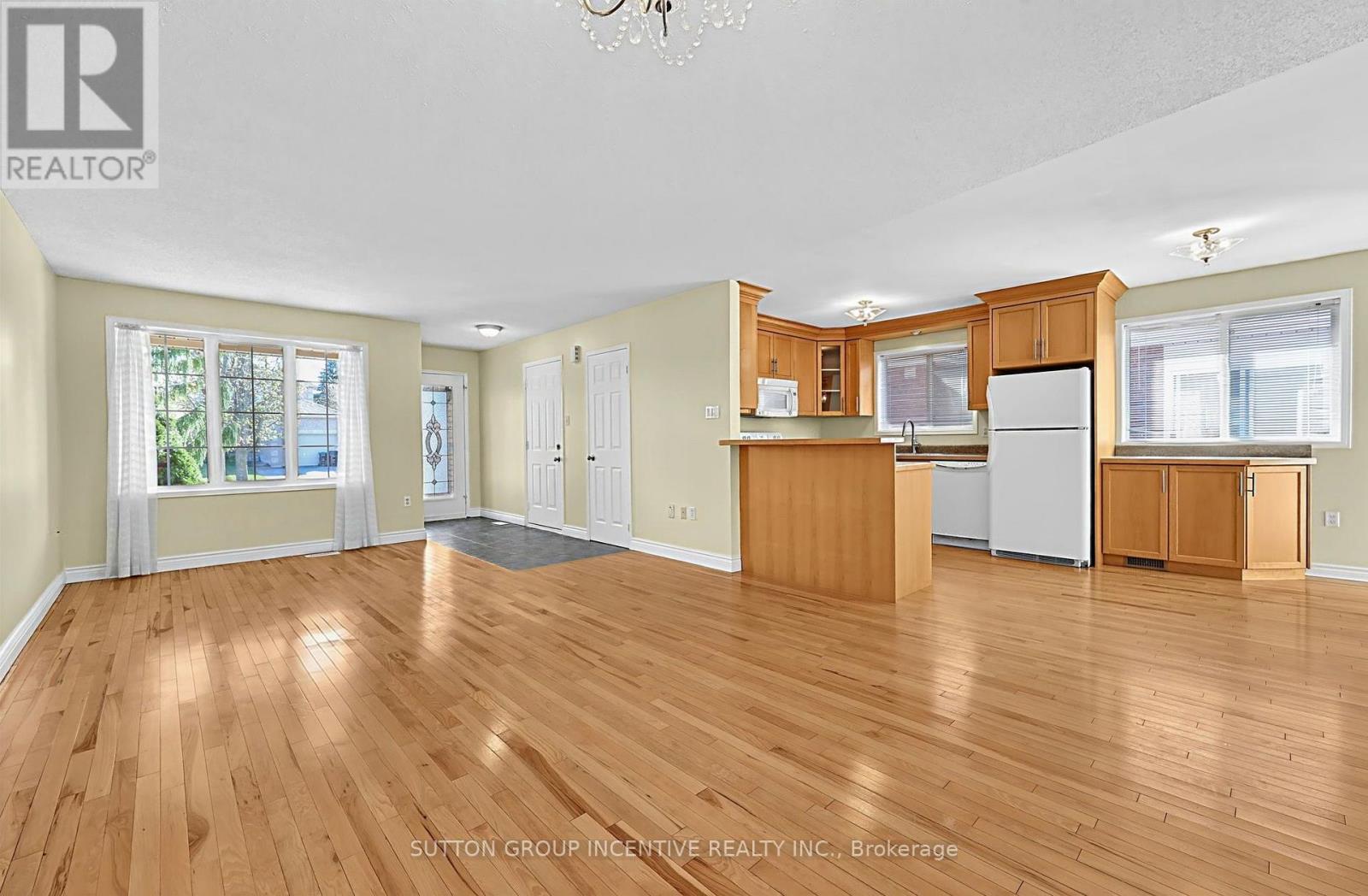 8 Lucas Avenue, Barrie (Holly), Ontario  L4N 9N1 - Photo 6 - S14098350
