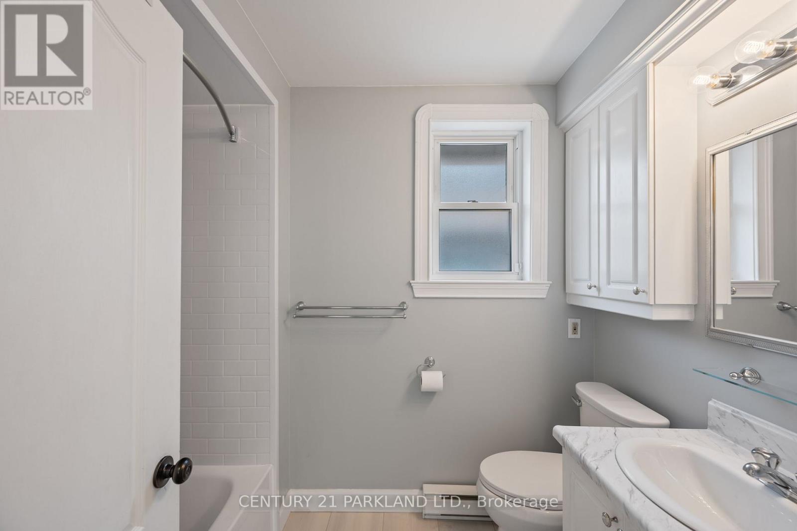 6 Roblin Avenue, Toronto, Ontario M4C 3P8 - Photo 17 - E14098444