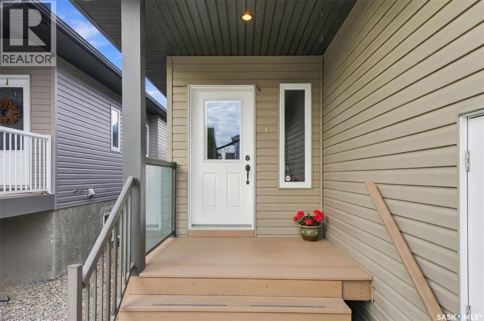 417 Langer Place, Warman, Saskatchewan  S0K 4S1 - Photo 2 - SK051452