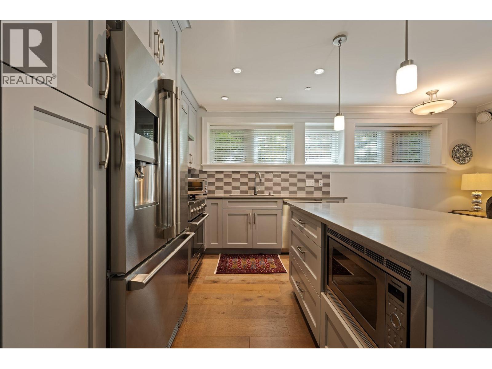 330 W 14TH AVENUE