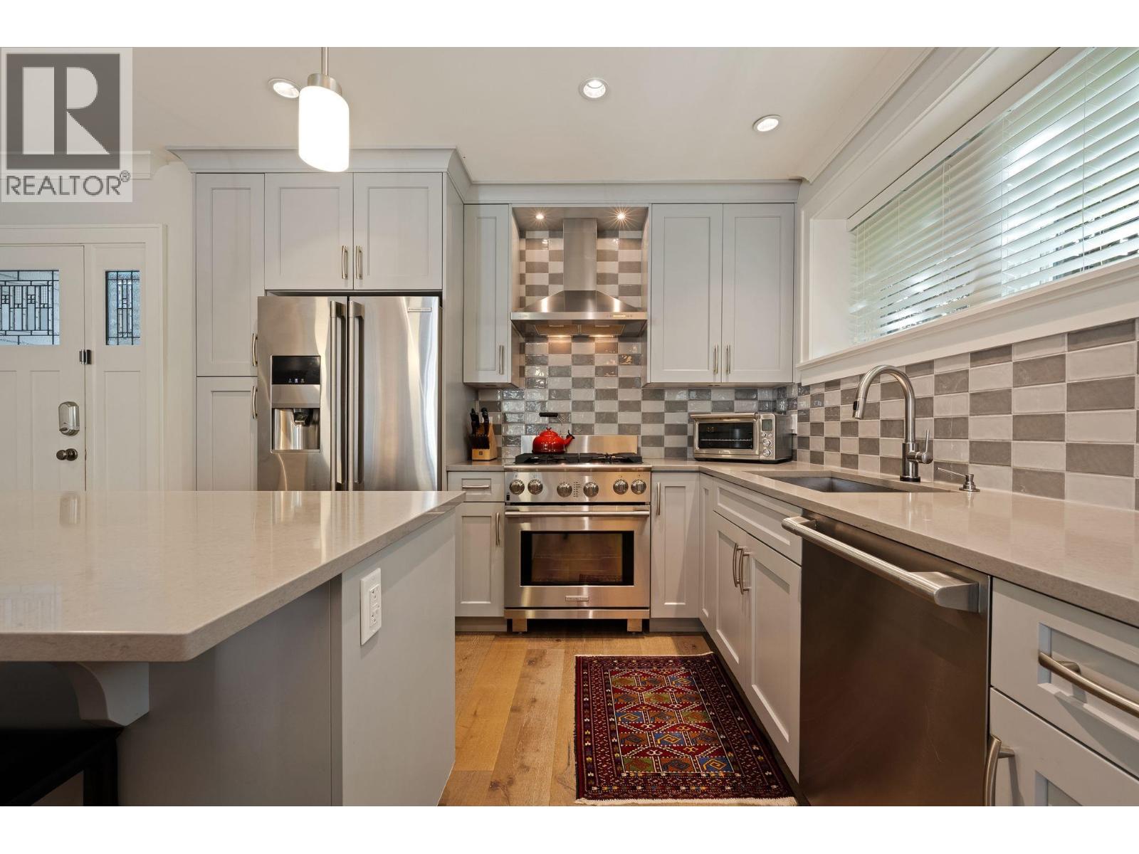 330 W 14TH AVENUE
