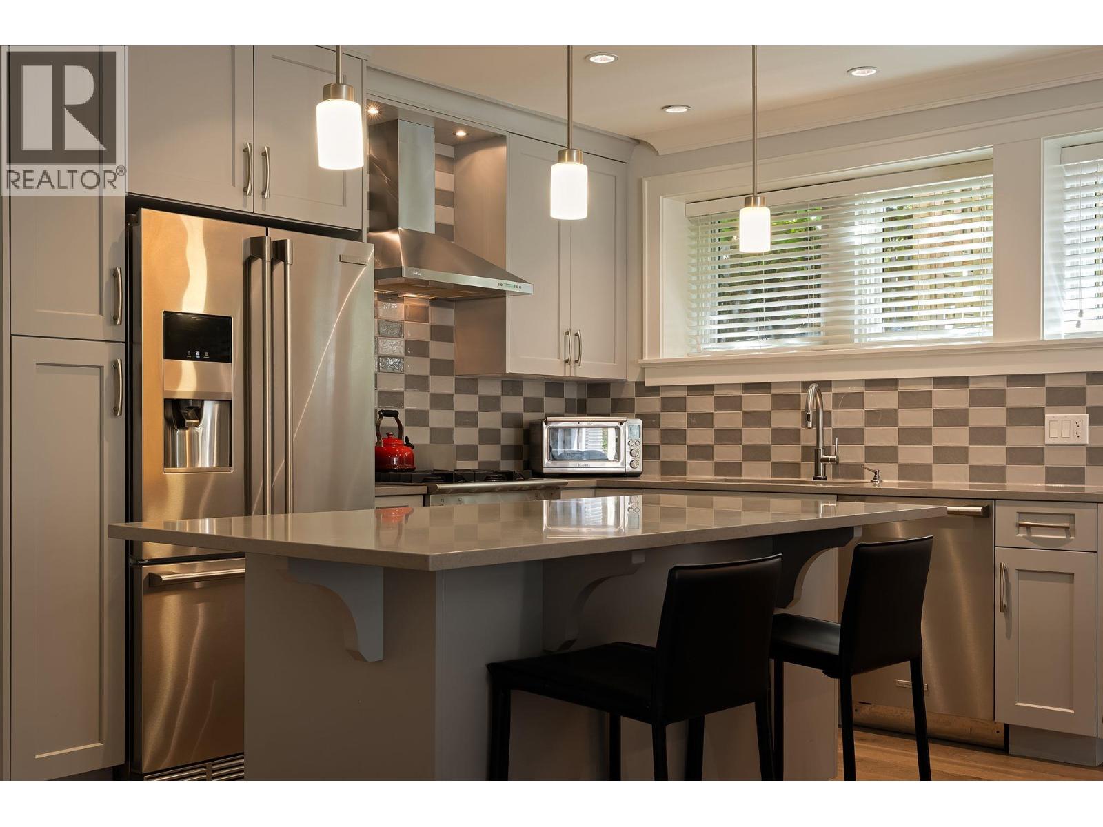 330 W 14TH AVENUE