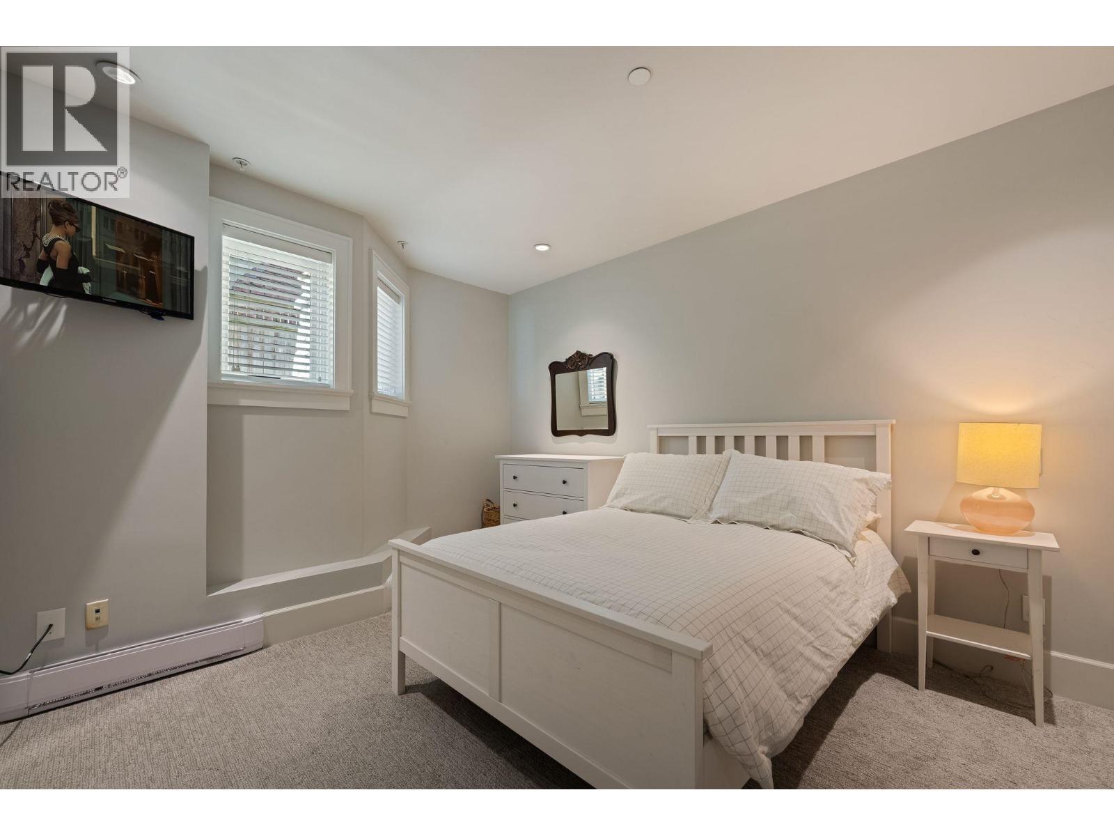 330 W 14TH AVENUE