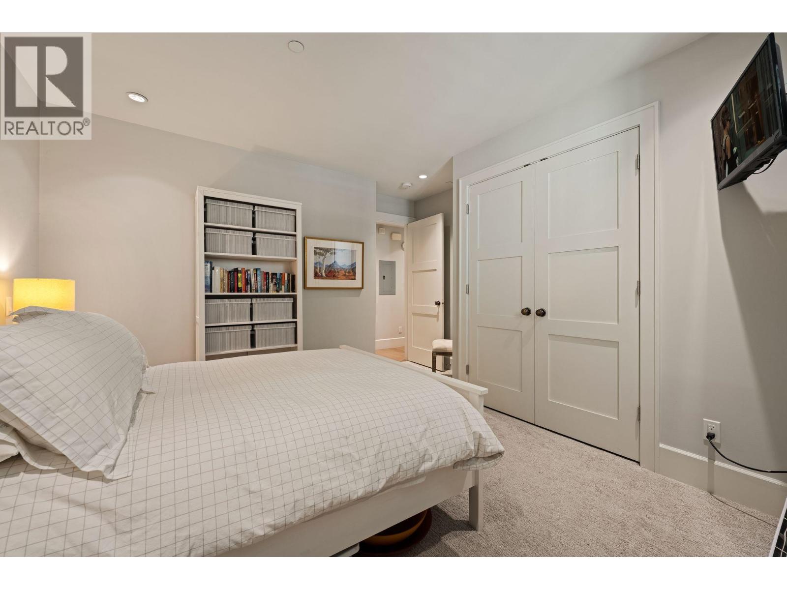 330 W 14TH AVENUE