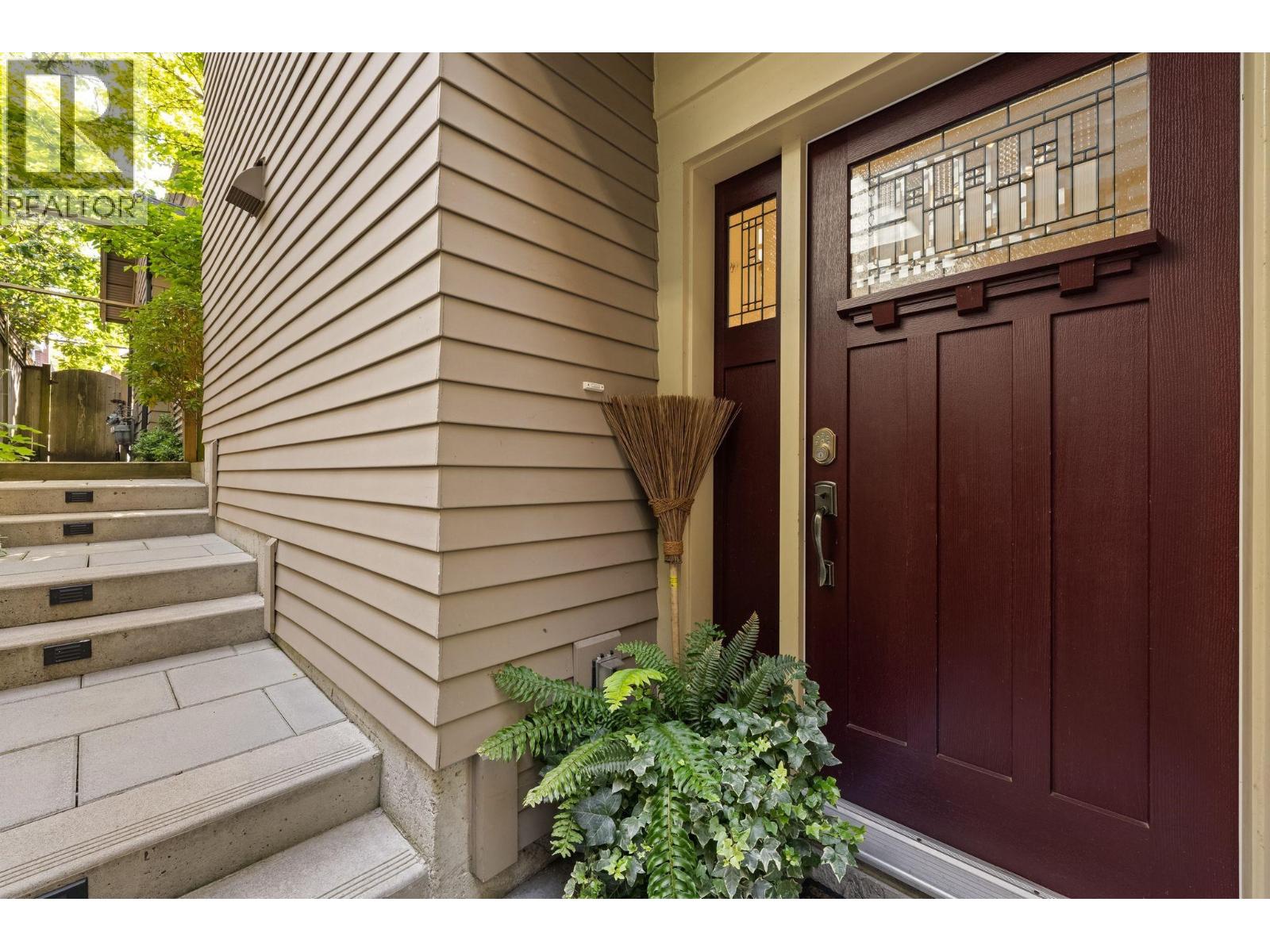 330 W 14TH AVENUE