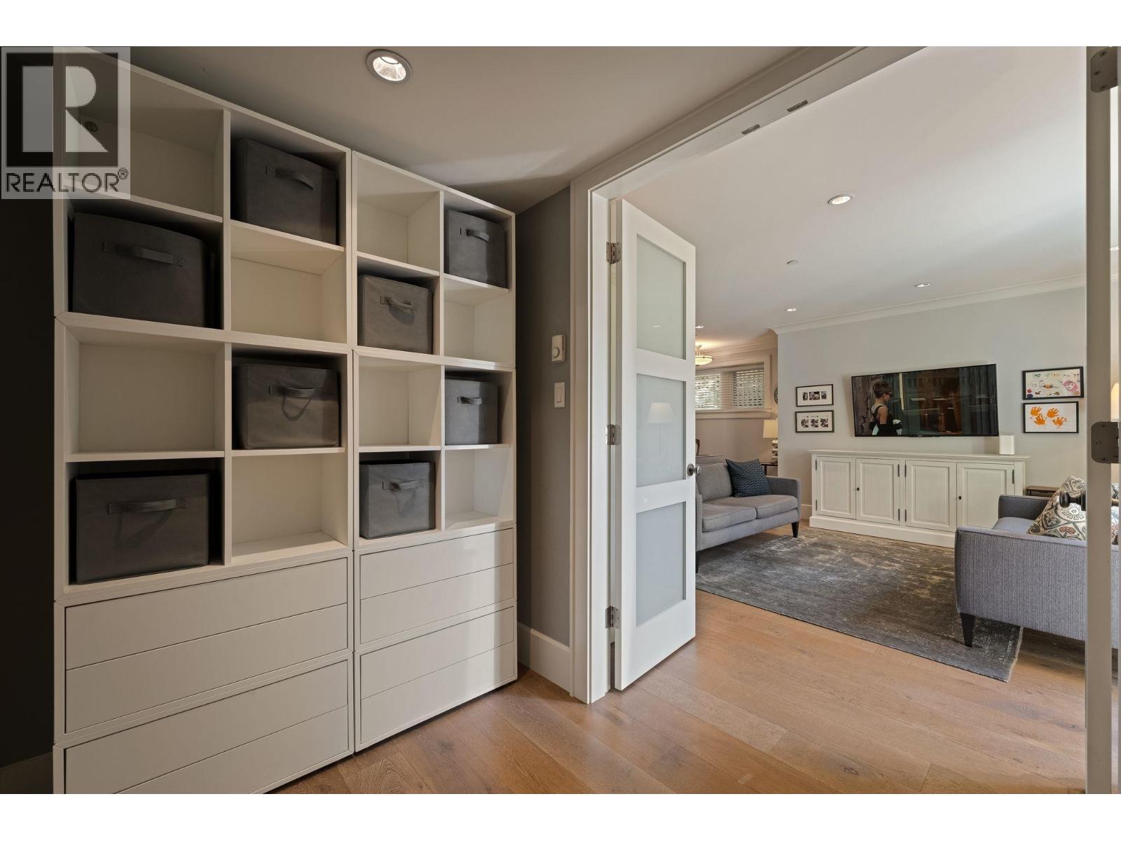 330 W 14TH AVENUE