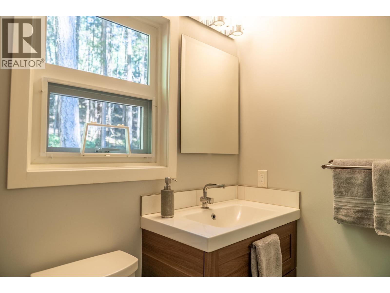 2701 Galley Crescent, Pender Island, British Columbia  V0N 2M2 - Photo 12 - R3176940