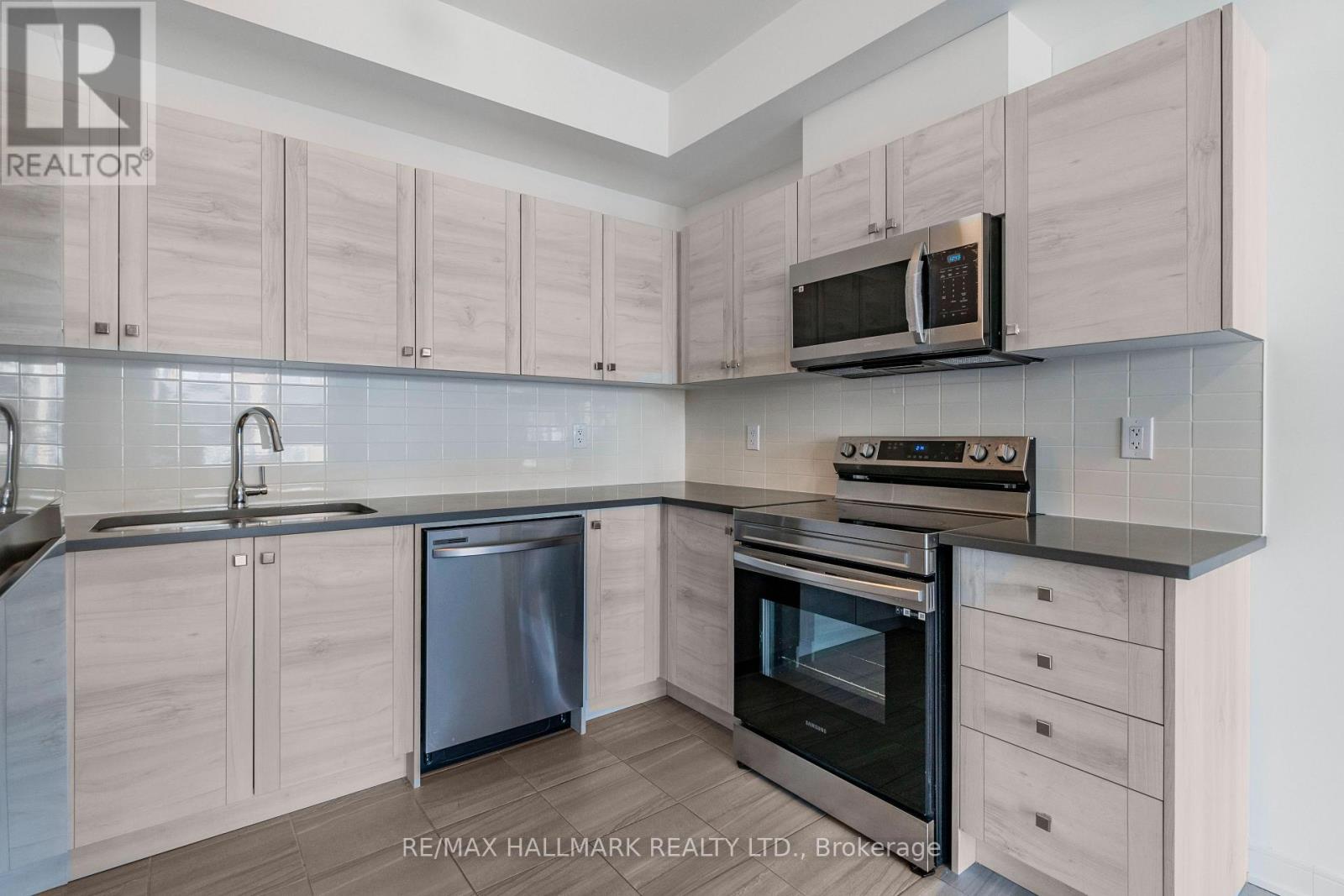 48 Spry Lane, Barrie (Innis-Shore), Ontario  L9J 0N6 - Photo 13 - S14098606