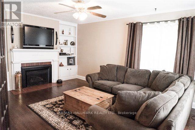 81 Wellington Street E, Barrie, Ontario  L4M 2C3 - Photo 2 - S14098684