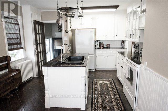 81 Wellington Street E, Barrie, Ontario  L4M 2C3 - Photo 3 - S14098684
