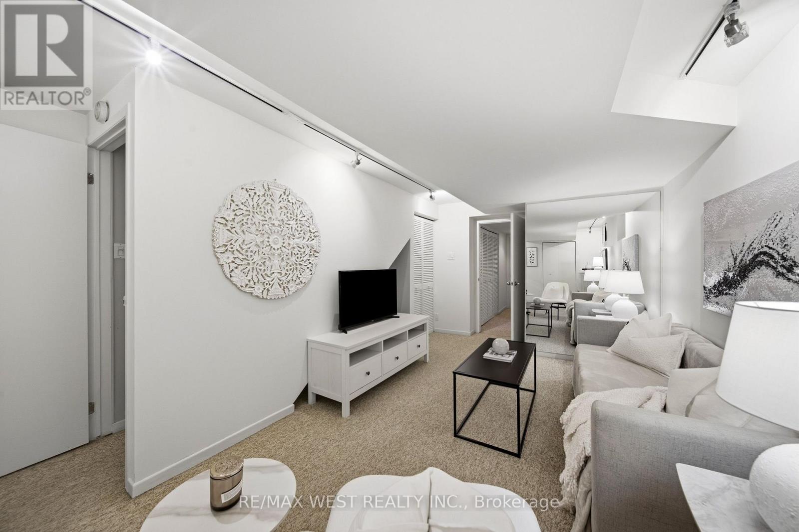 209 Clendenan Avenue, Toronto, Ontario  M6P 2W9 - Photo 19 - W14098736
