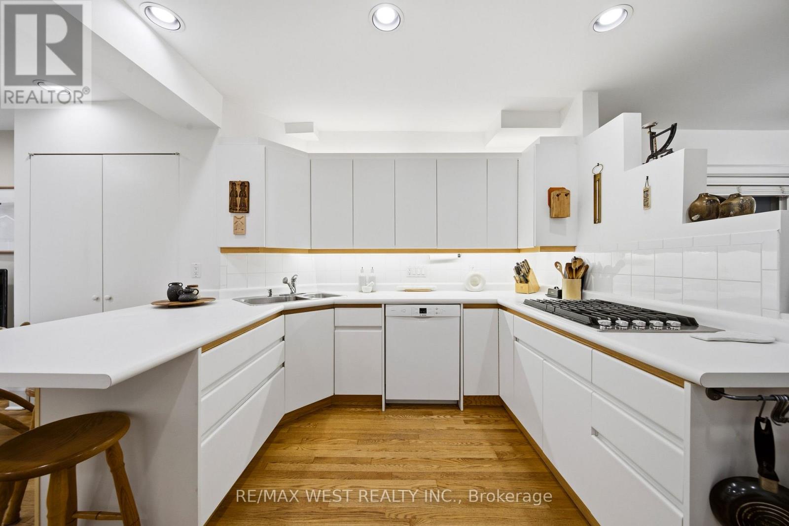 209 Clendenan Avenue, Toronto, Ontario  M6P 2W9 - Photo 8 - W14098736
