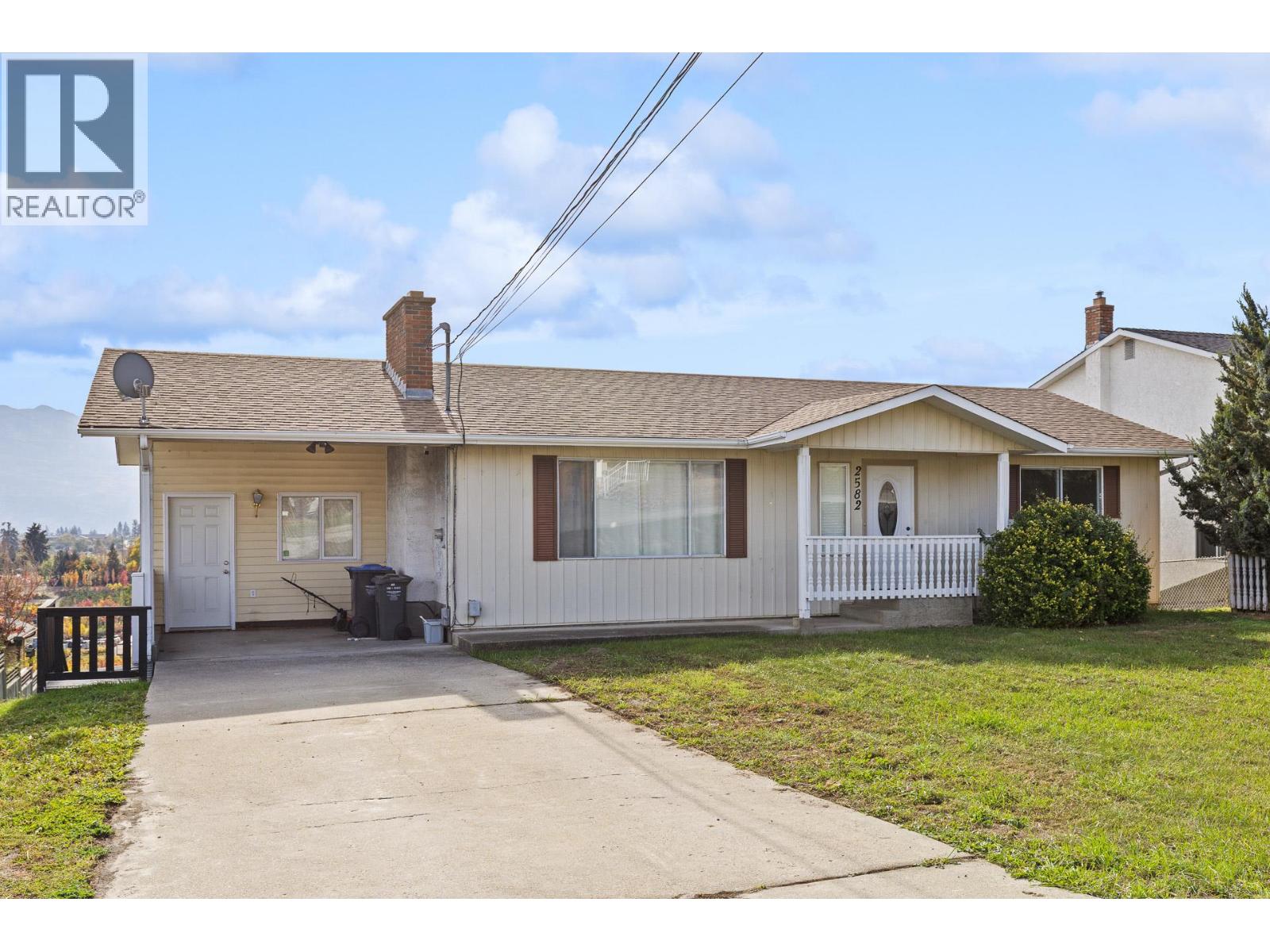 2582 Neufeld Crescent