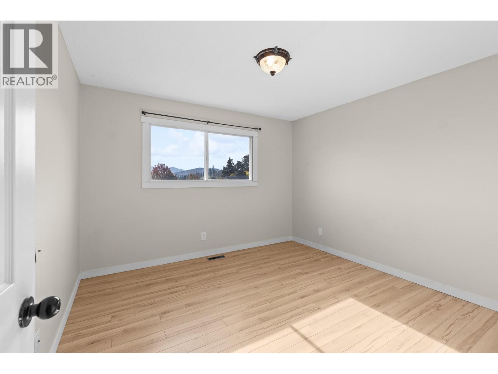 2582 Neufeld Crescent