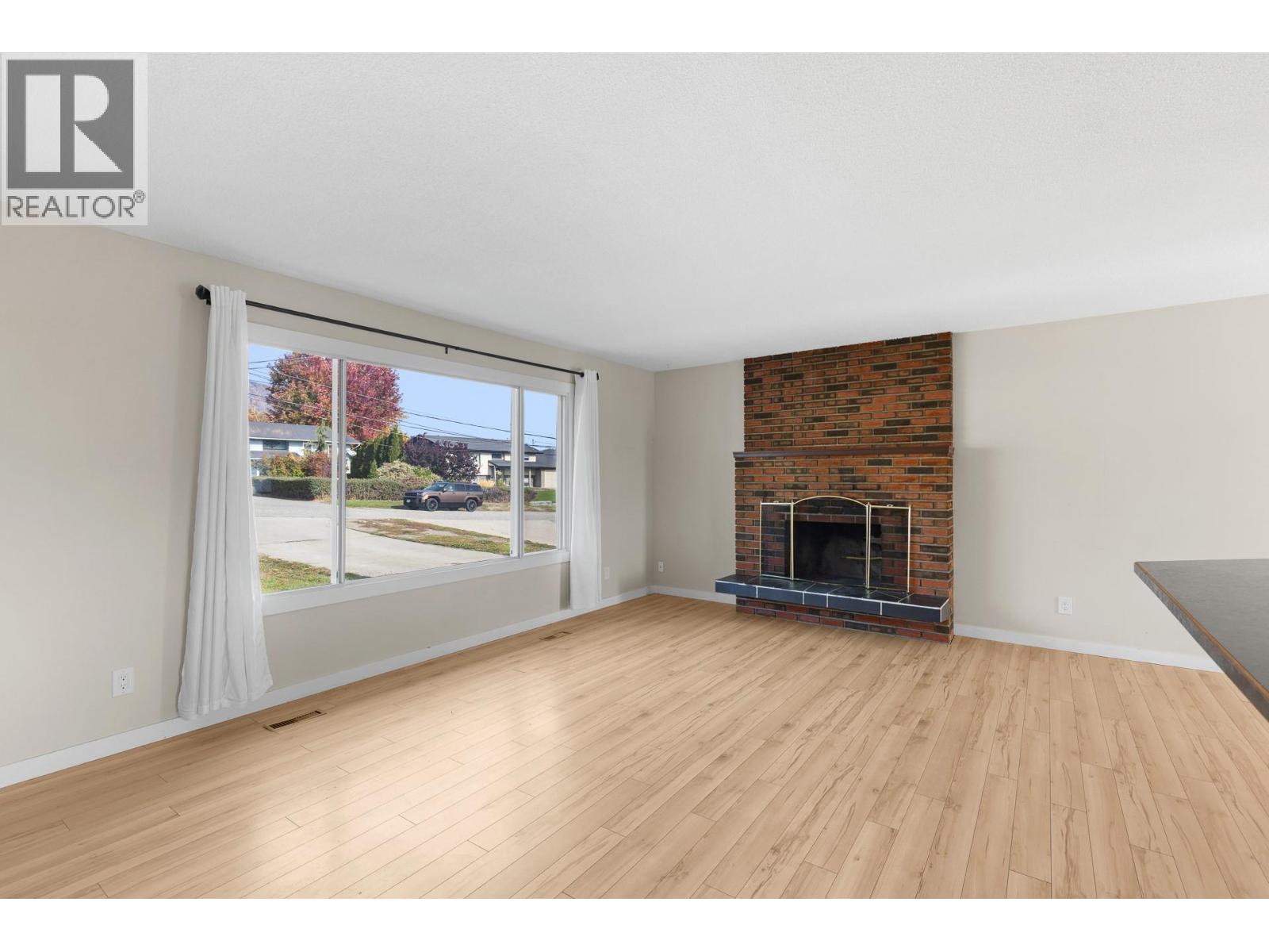 2582 Neufeld Crescent