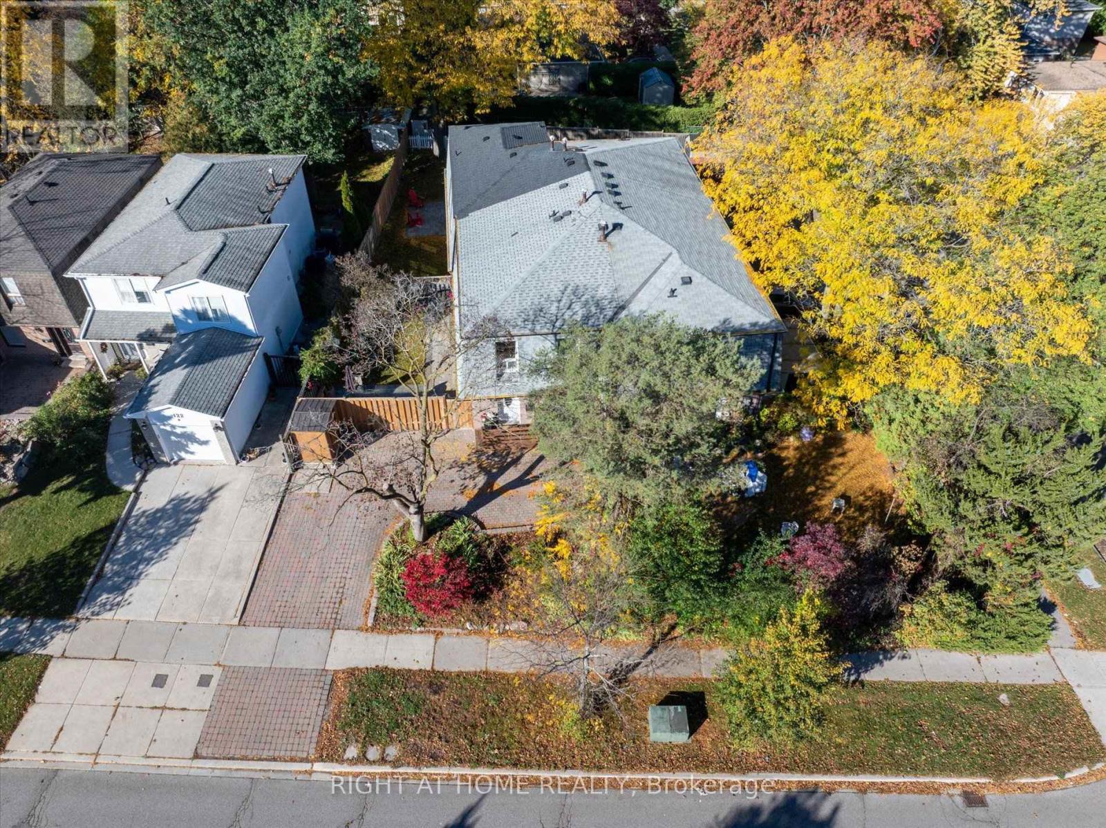 124 Springhead Gardens, Richmond Hill, Ontario  L4C 5C4 - Photo 2 - N14098832
