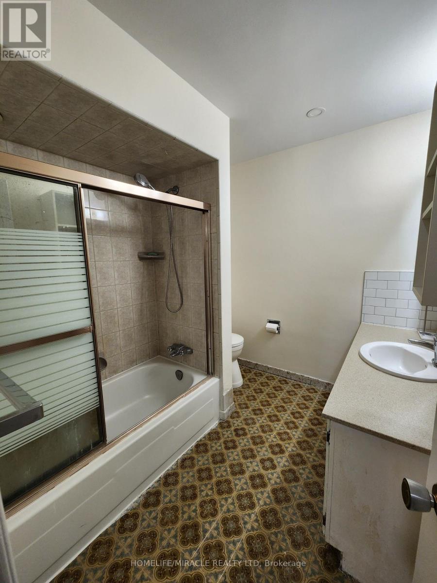 8 Tina Court, Toronto (Glenfield-Jane Heights), Ontario  M3L 2H4 - Photo 10 - W14098934