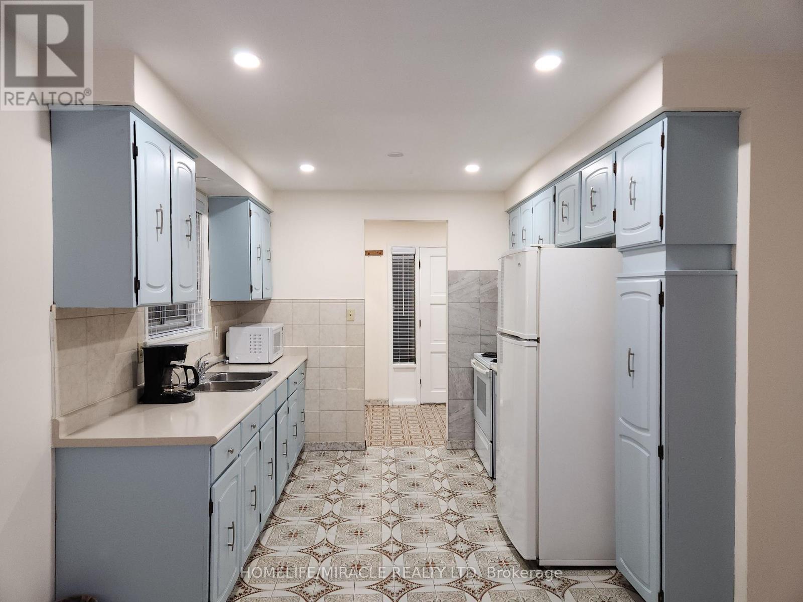 8 Tina Court, Toronto (Glenfield-Jane Heights), Ontario  M3L 2H4 - Photo 3 - W14098934