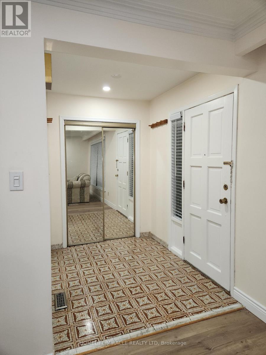 8 Tina Court, Toronto (Glenfield-Jane Heights), Ontario  M3L 2H4 - Photo 5 - W14098934