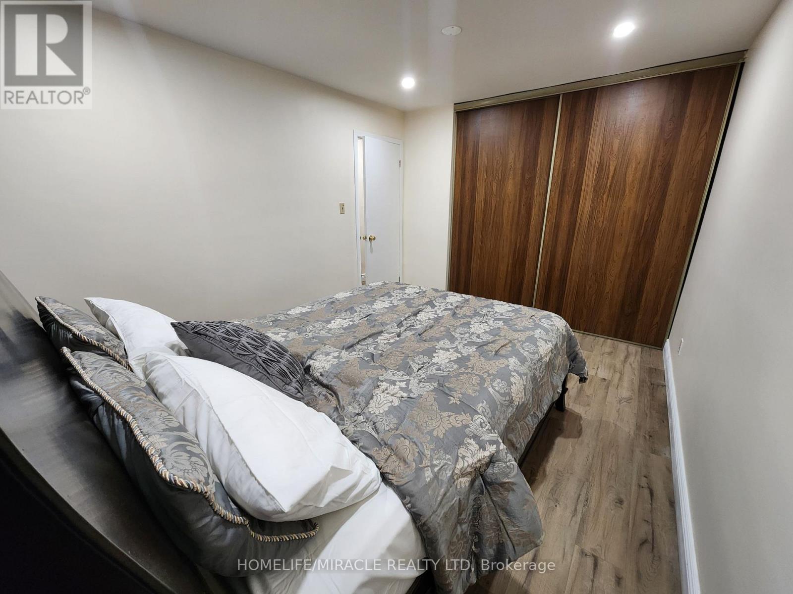 8 Tina Court, Toronto (Glenfield-Jane Heights), Ontario  M3L 2H4 - Photo 9 - W14098934