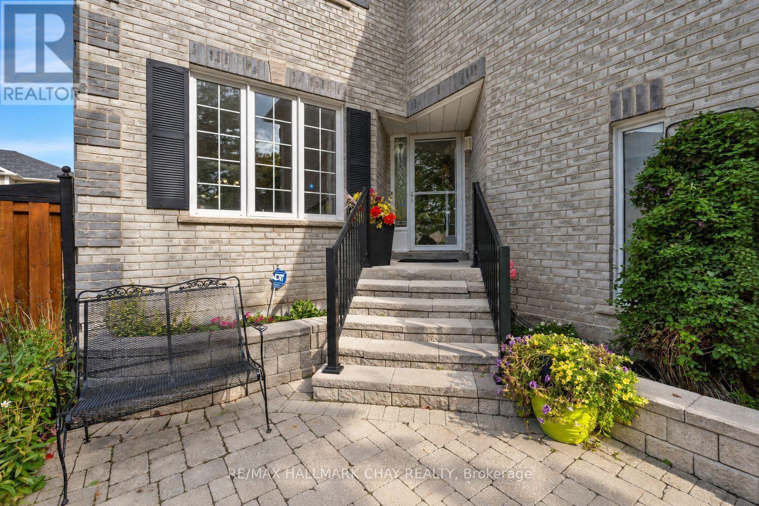 6 Whispering Pine Place, Barrie, Ontario  L4N 9R9 - Photo 2 - S14031892