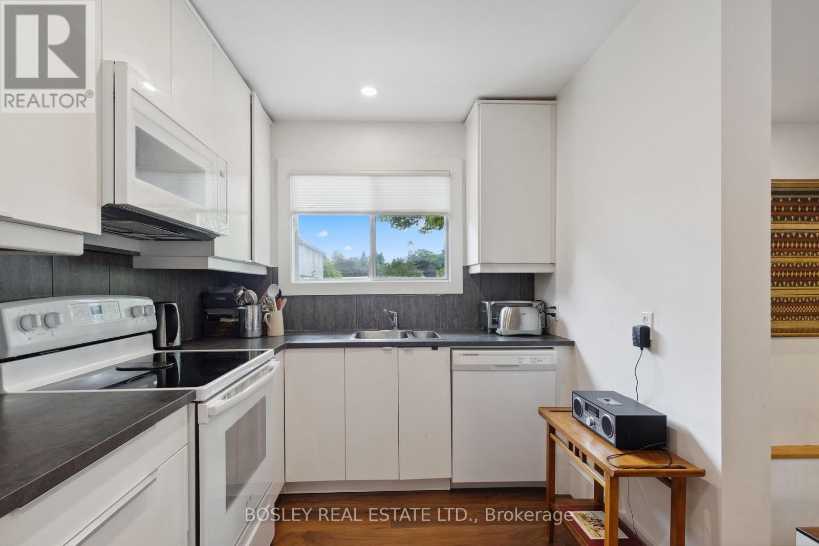 32 LOUISA STREET — photo 15