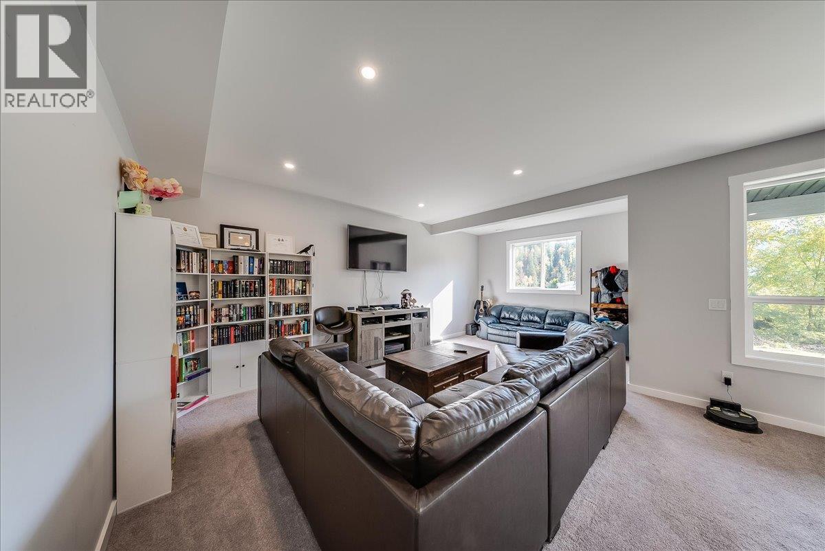 2440 Mcbride Street, Trail, British Columbia  V1R 3A6 - Photo 40 - 10403971