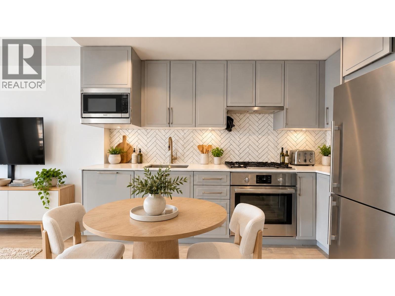 1105 2435 KINGSWAY