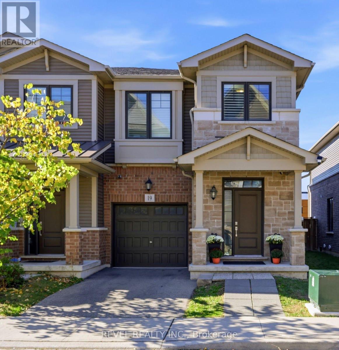 19 HIBISCUS LANE, Hamilton, Ontario