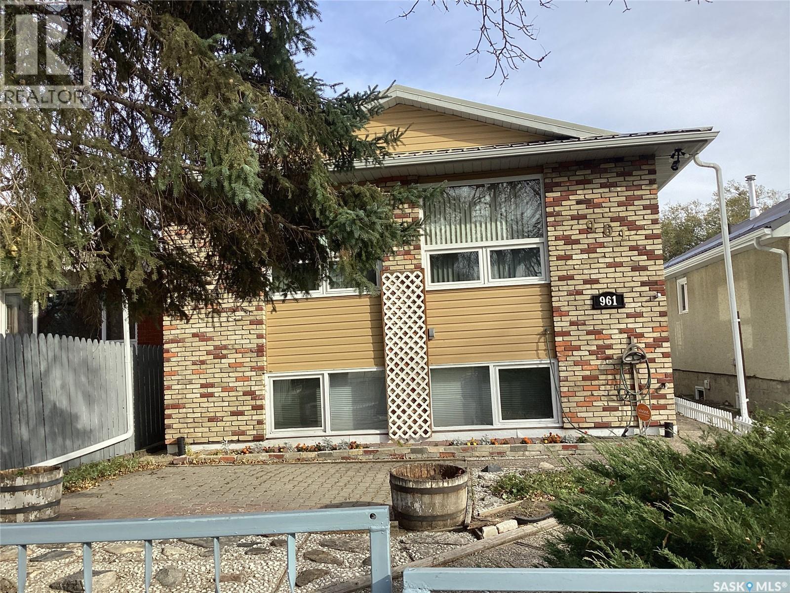 961 Athol Street, Regina, Saskatchewan  S4T 3B8 - Photo 2 - SK051510